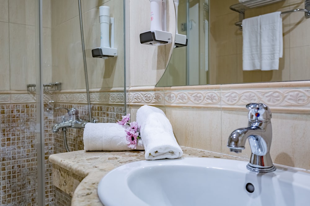 Deluxe Double Room, Partial Sea View (Beach Offer) thumbnail 6