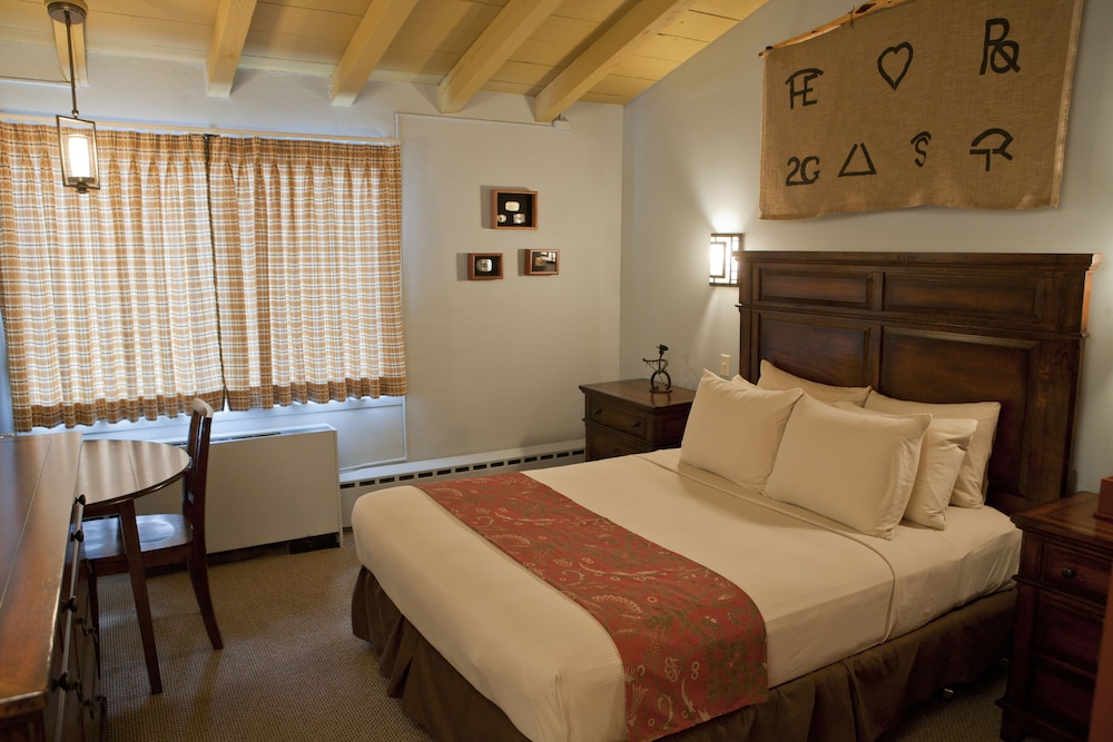 Signature Room, 1 Queen Bed, Refrigerator & Microwave photo 1