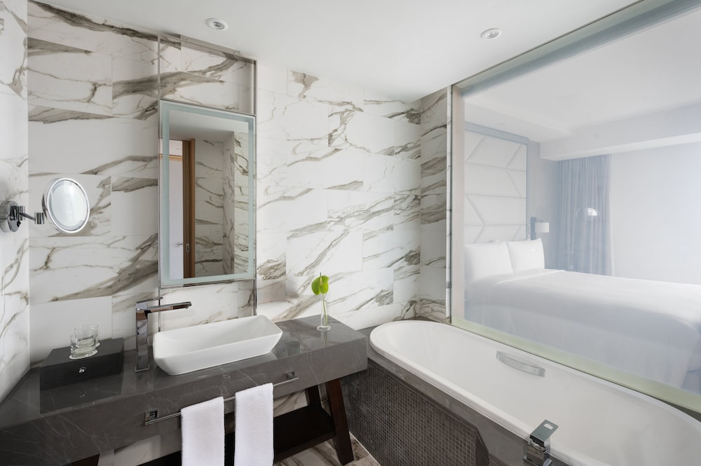 Premium Room, 1 King Bed (Prince Sultan Road View) - Photo 3