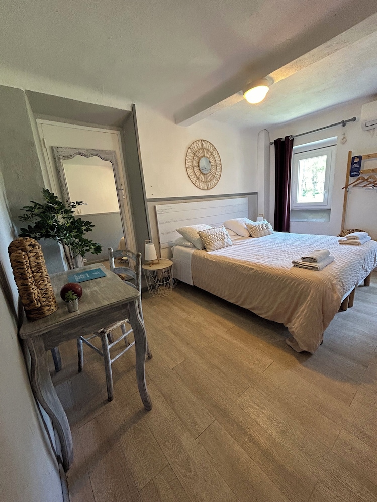 Room, 1 Queen Bed with Sofa bed (with Air Conditioning)