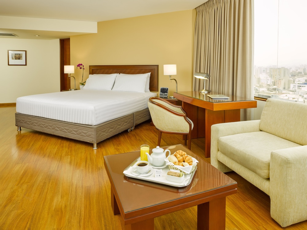 Premium Suite, 1 King Bed - Photo 3