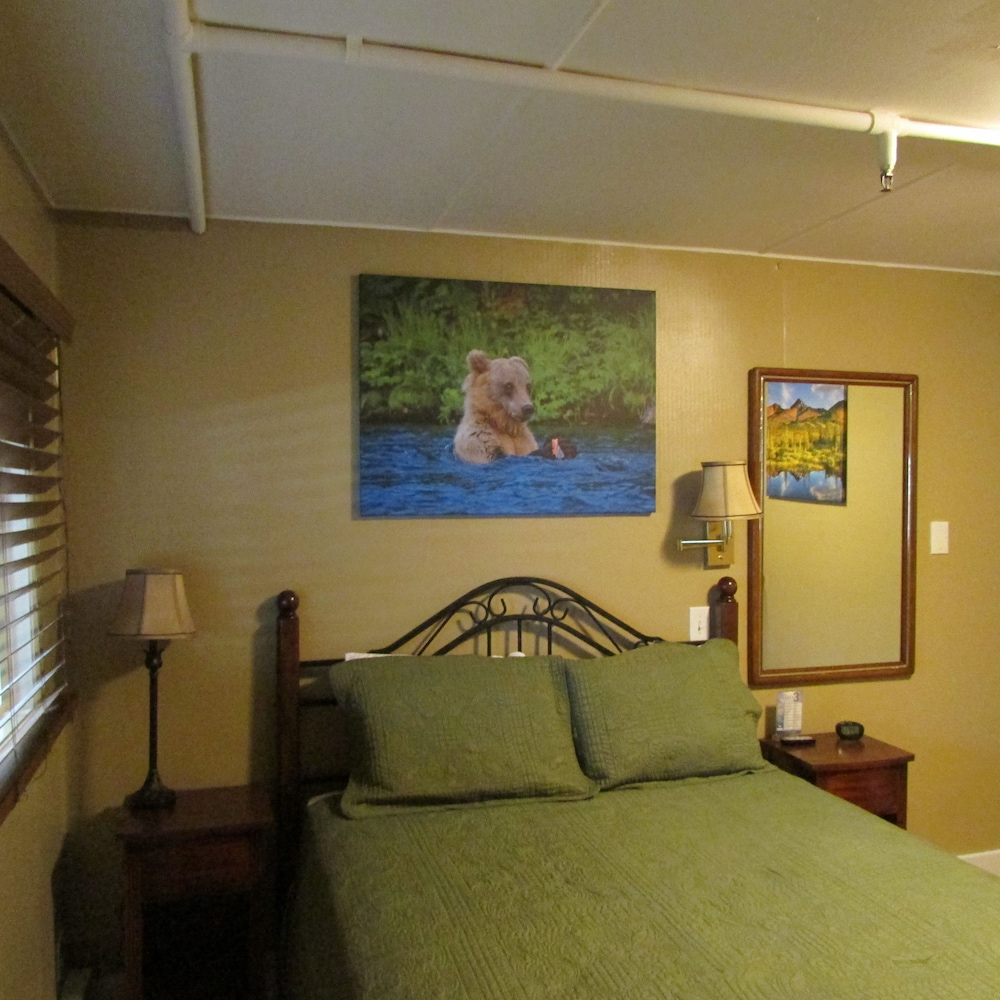 Standard Room, 1 Queen Bed photo 2