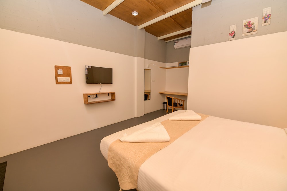 Deluxe Room - Photo 7