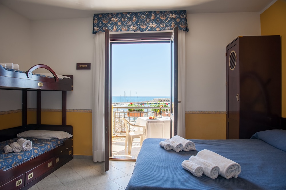 Triple Room, Balcony, Sea View photo 1