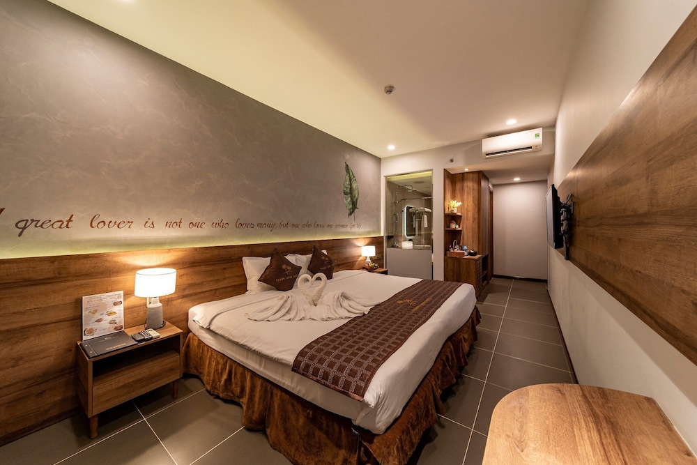 Deluxe Room, 1 King Bed photo 2