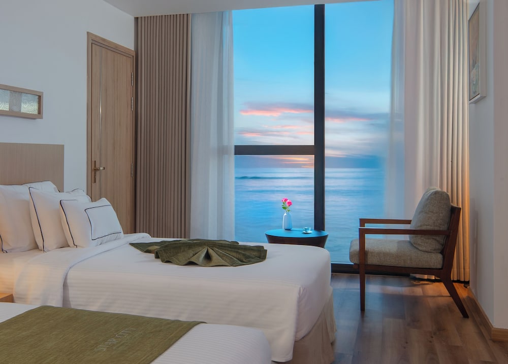 Premier Twin Ocean View Room thumbnail 5