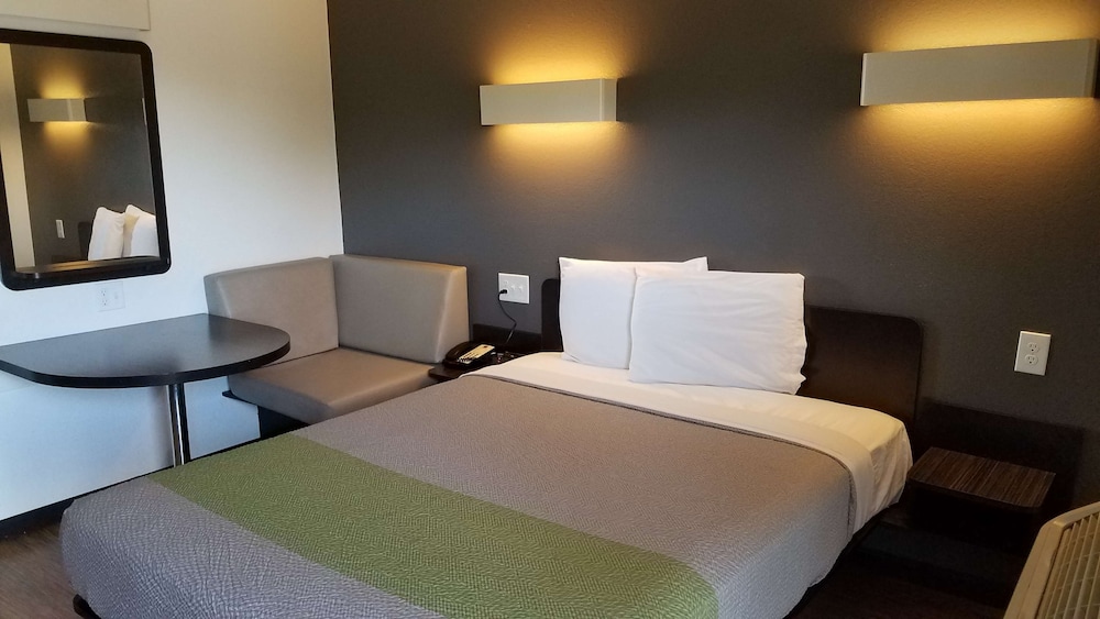 Standard Room, 1 Queen Bed, Non Smoking, Kitchenette - Photo 3