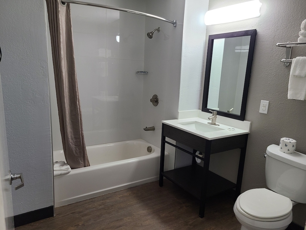 Deluxe Room, 2 Queen Beds, Smoking, Kitchenette - Photo 10