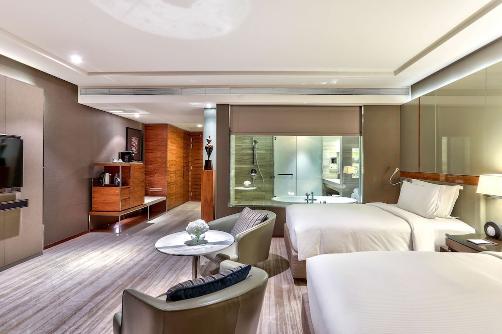 Hilton, Junior Suite, 2 Twin Beds, Club Lounge Access photo 3