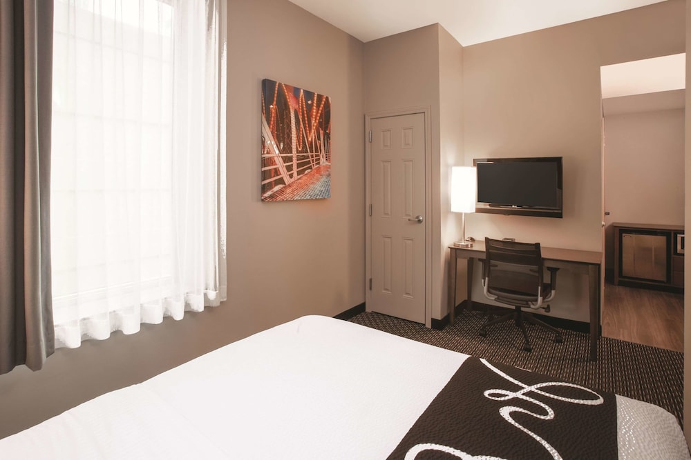 Room, 1 Double Bed, Non Smoking, Courtyard View - Photo 4