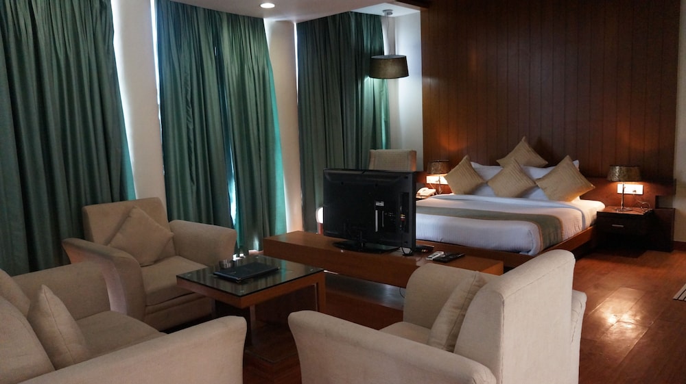 Luxury Studio Suite, 1 King Bed, Refrigerator, Mountain View