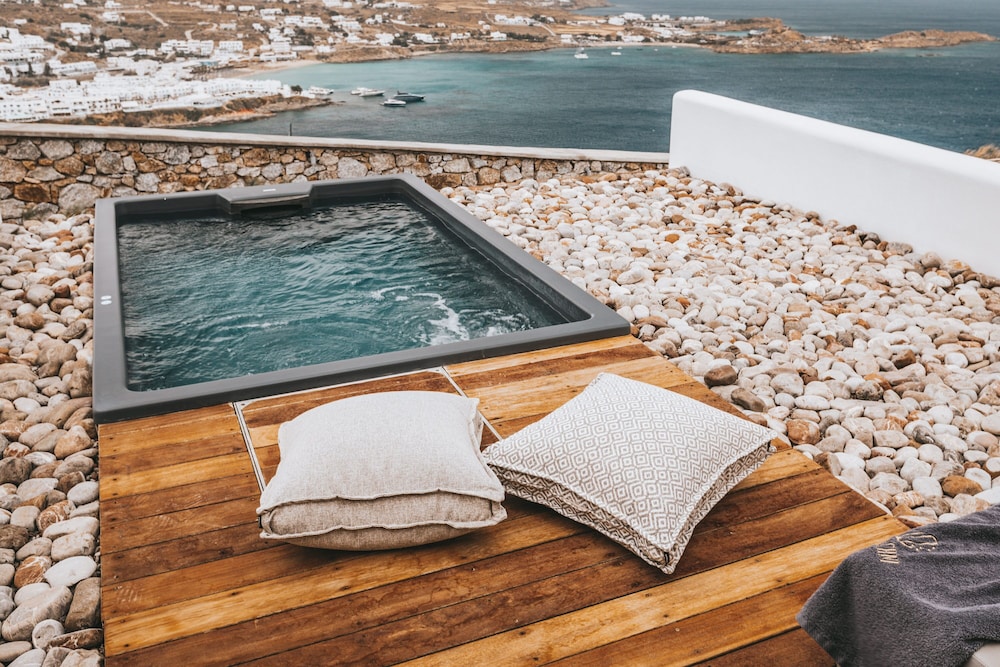 Deluxe Suite, Jetted Tub, Sea View - Photo 7