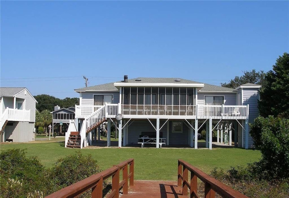 House, Multiple Beds (Neutral Ground) photo 1
