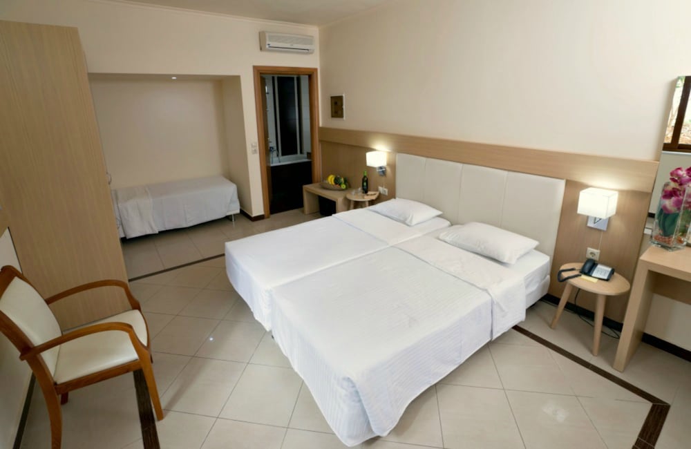Standard Room, Garden View thumbnail 5