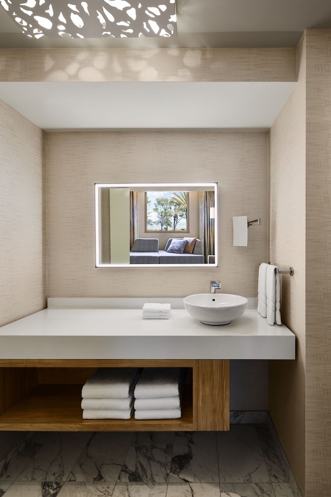 Premium Room, 1 King Bed, Bay View - Photo 8