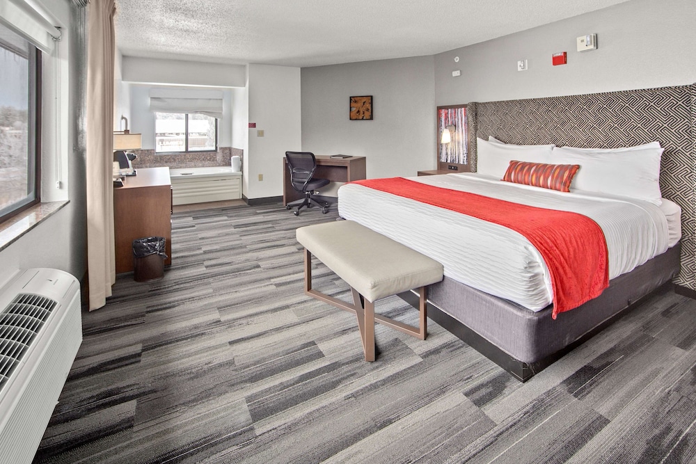 Suite, 1 King Bed, Non Smoking, Jetted Tub (Oversized Room) - Photo 3