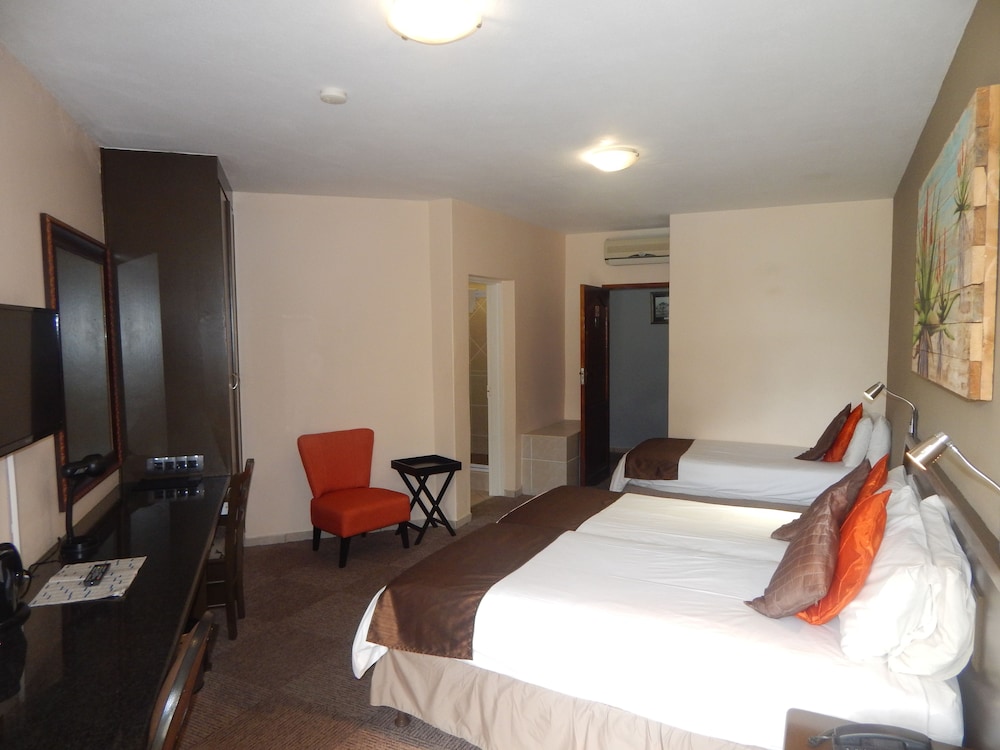 Basic Triple Room, 3 Twin Beds, Garden View, Ground Floor photo 2