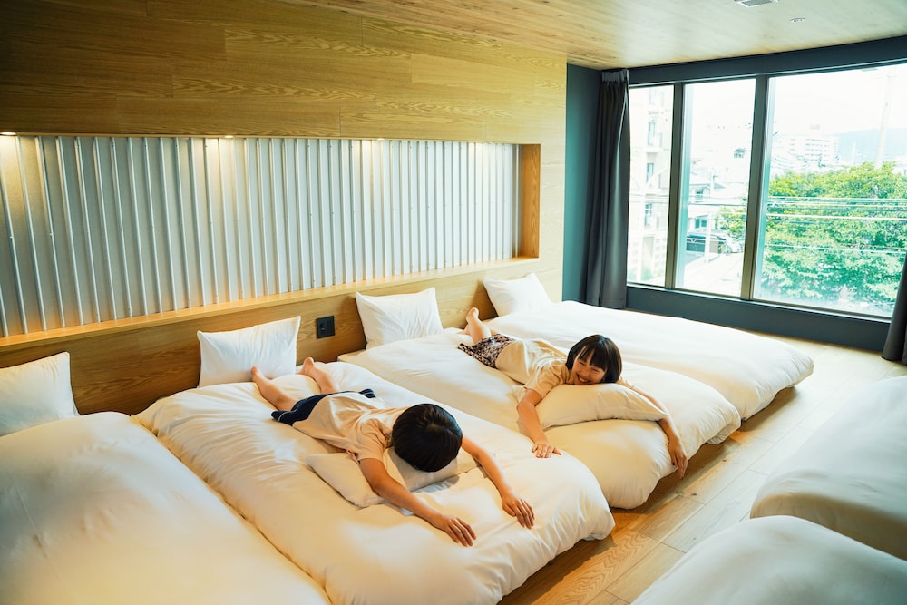 Deluxe Room with 6 Beds, Non Smoking thumbnail 5
