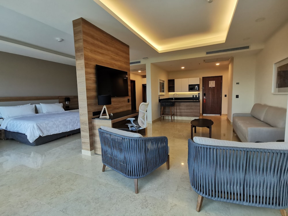 Suite, 1 King Bed (Top Floor) - Photo 6