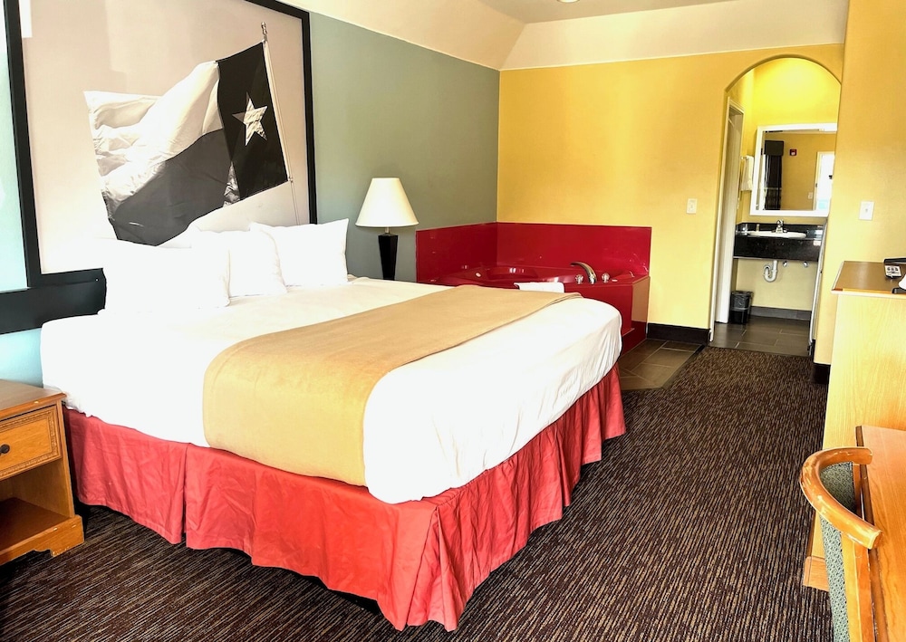 Standard Room, 1 King Bed, Non Smoking, Jetted Tub photo 1