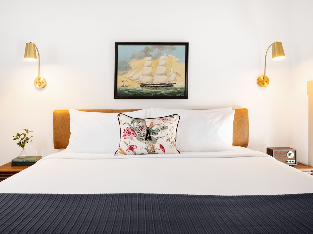 Suite, 1 King Bed with Sofa bed, Courtyard View photo 1