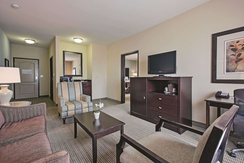 Deluxe Suite, 1 King Bed, Non Smoking (Mobility Accessible, Family) - Photo 1
