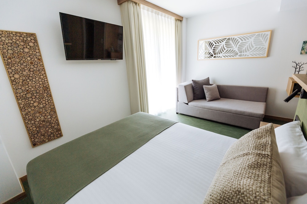 Design Double Room, 1 Queen Bed, Mountain View, Garden Area - Photo 25