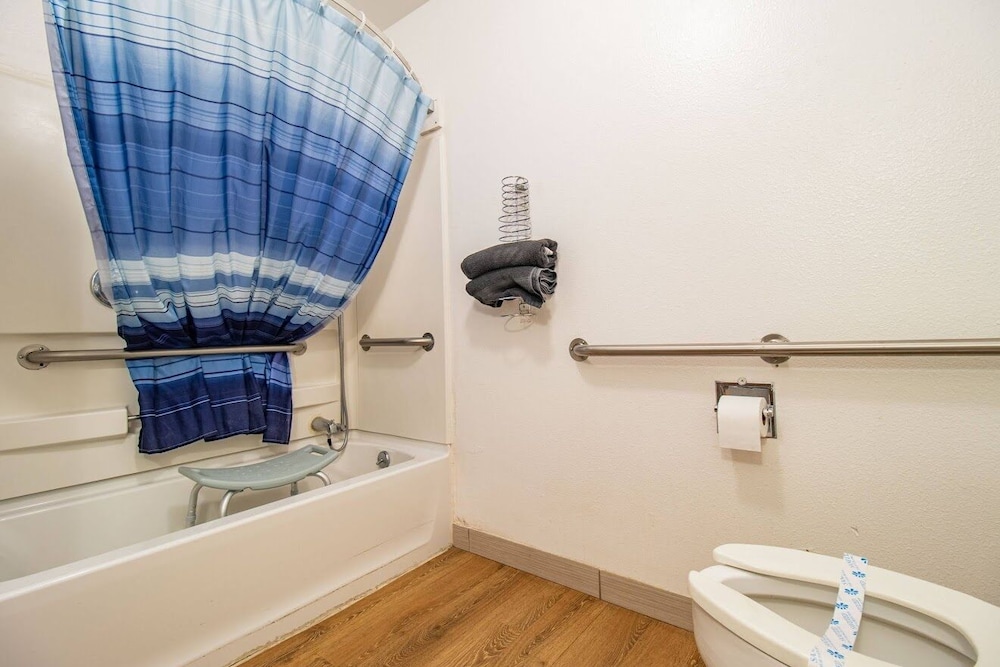 Classic Room, 1 Queen Bed, Accessible photo 2