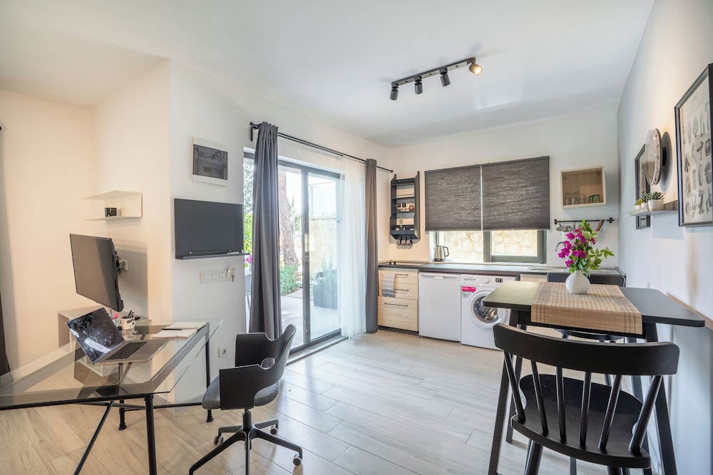 Exclusive Studio, Patio, Garden View