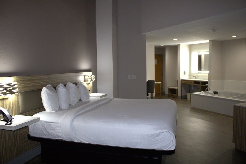 Studio Suite, 1 Queen Bed, Non Smoking photo 3