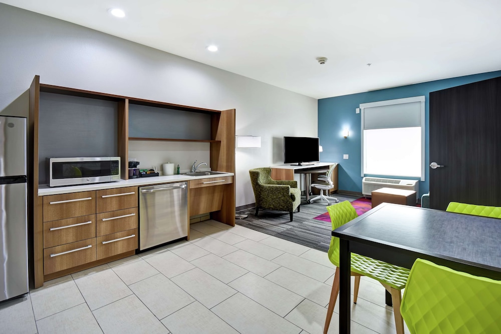 Suite, 1 King Bed, Accessible (Mobility & Hearing, Roll-in Shower) photo 3