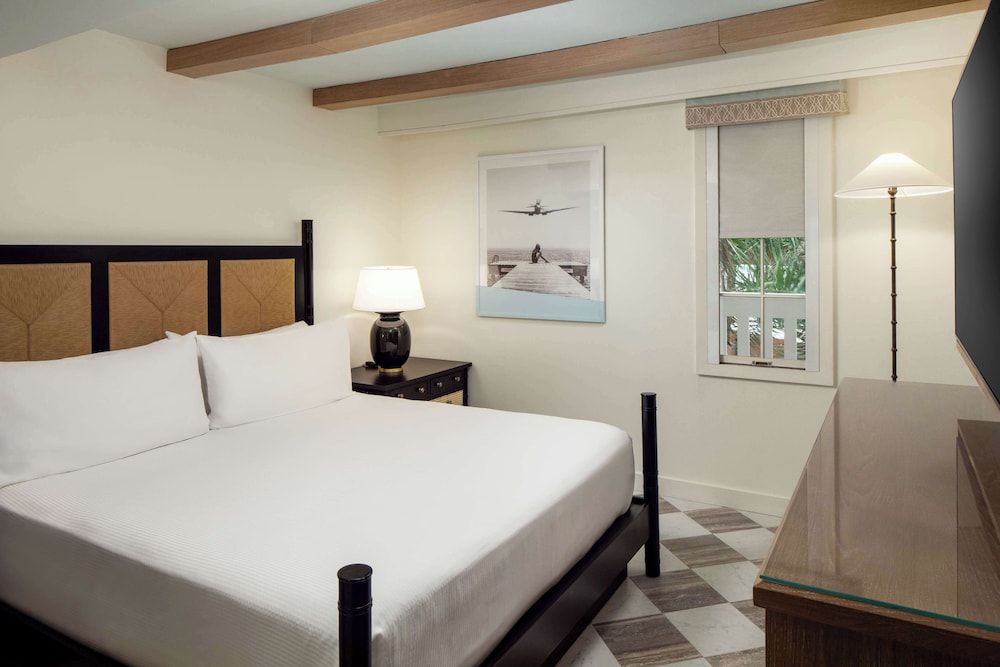 Suite, 1 King Bed, Partial Ocean View - Photo 2