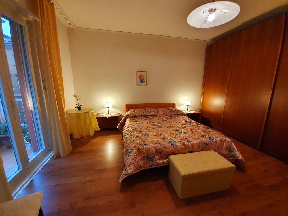 Romantic Double Room, Shared Bathroom, City View
