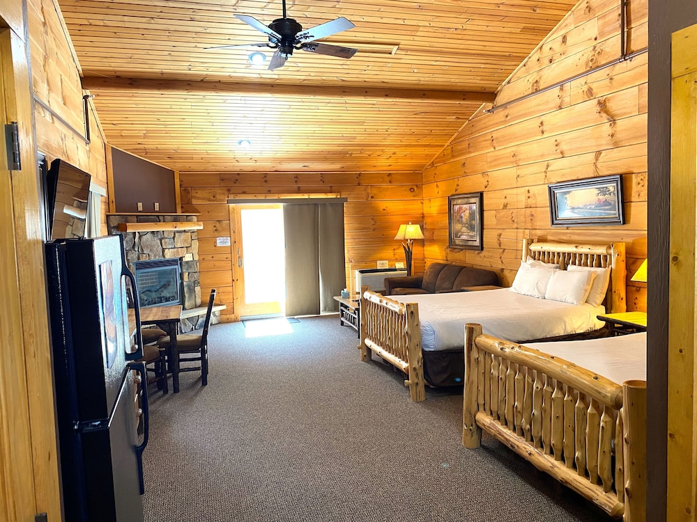C43 - Comfort Cabin, 2 Queen Beds, Pet Friendly, Mountainside (Stand alone cabin) photo 3