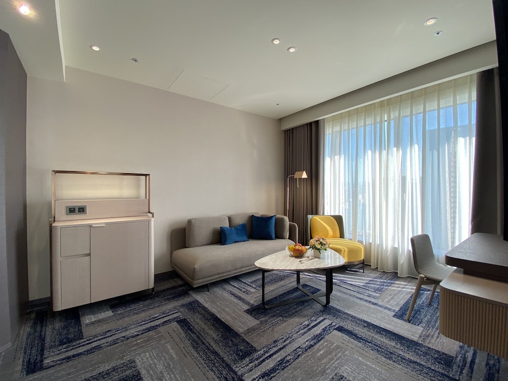 Executive Deluxe Suite (One Living Room+One King Bed)(11F-15F) - Photo 2