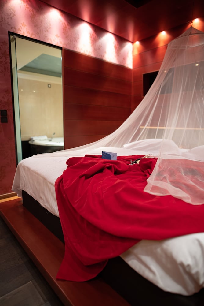 Deluxe Suite, 1 King Bed, Hot Tub, Garden View photo 2