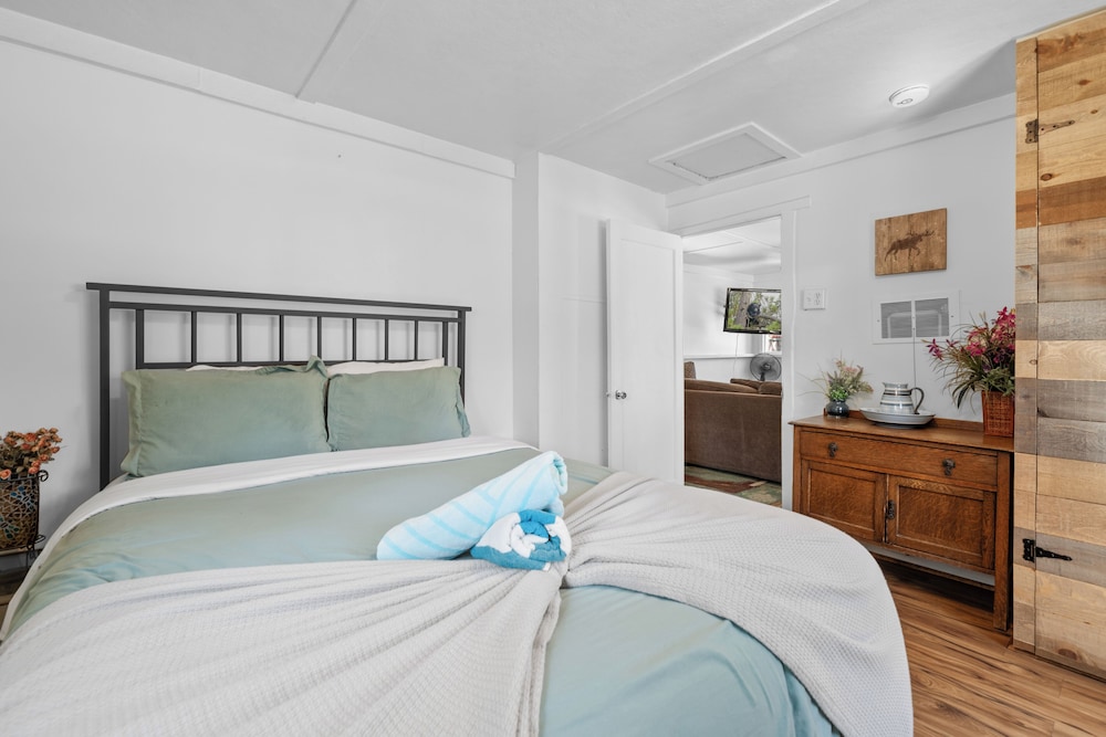 Signature Cabin, 2 Bedrooms, Non Smoking, Mountain View photo 3