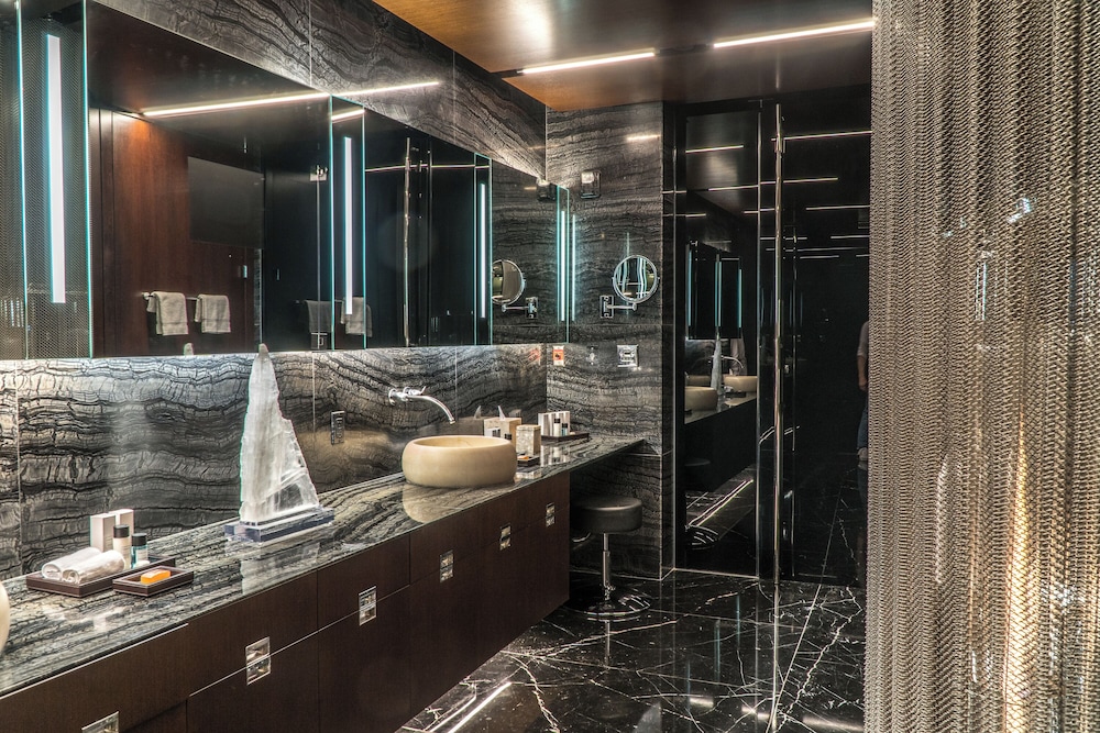 One 80 Suite - Photo 12