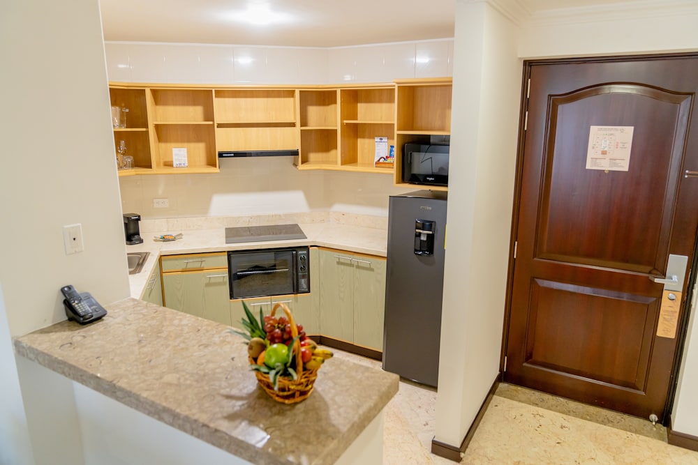 Executive Studio Suite, 1 King Bed, Kitchen - Photo 5
