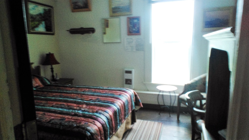 Basic Room, 1 Queen Bed photo 1