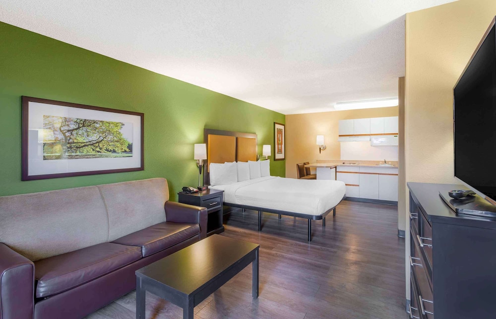Deluxe Studio, 1 King Bed with Sofa bed, Non Smoking photo 3