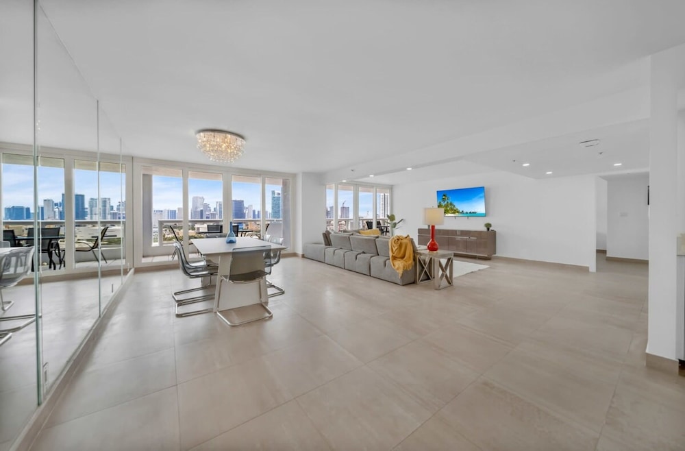 Apartment photo 2