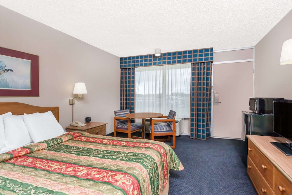 Standard Room, 1 Queen Bed photo 1