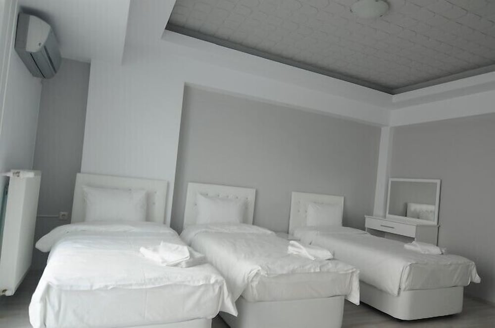 Studio, 3 Twin Beds photo 3