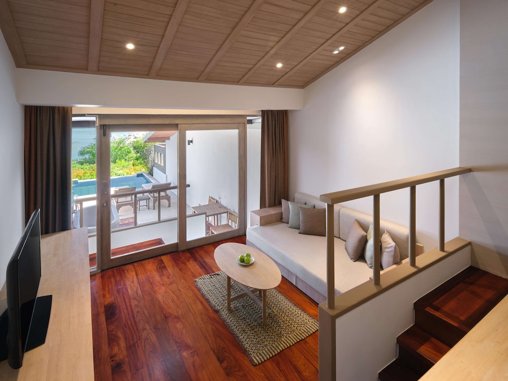Seaview Hillside Pool Suite thumbnail 6