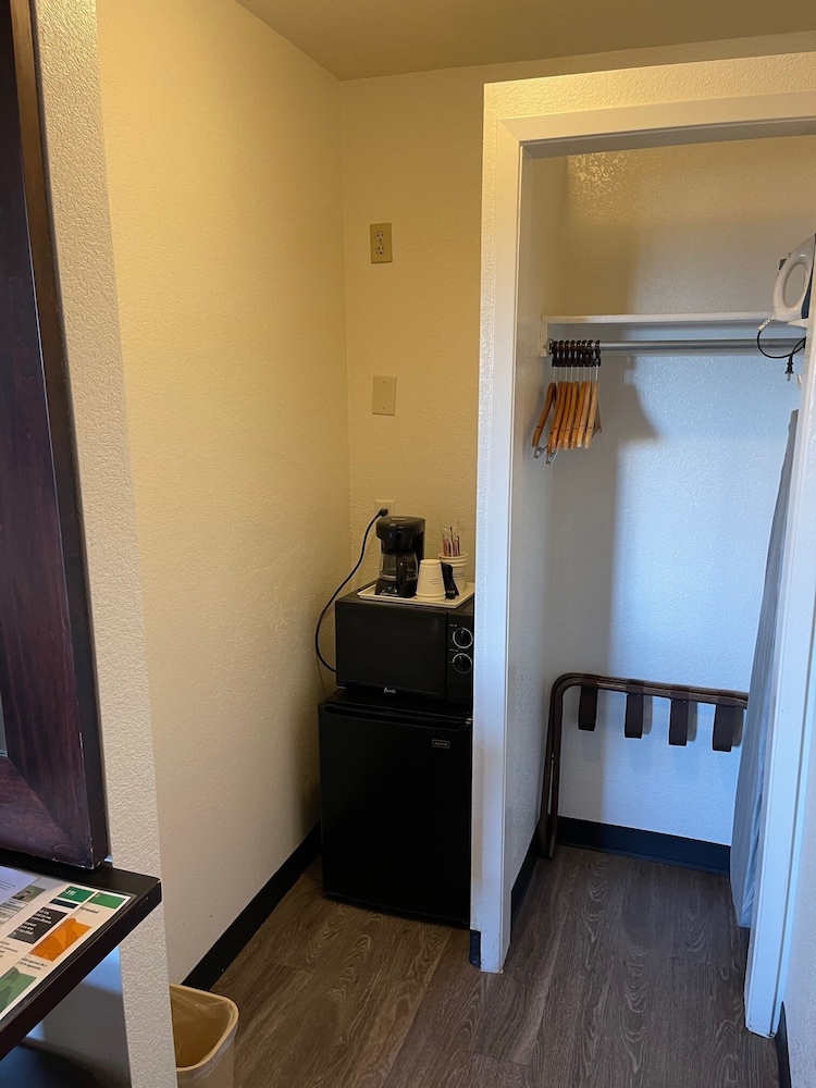 Deluxe Room, 1 Queen Bed, Non Smoking, Refrigerator & Microwave photo 1