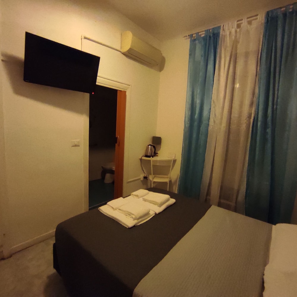Economy Double Room - Photo 7