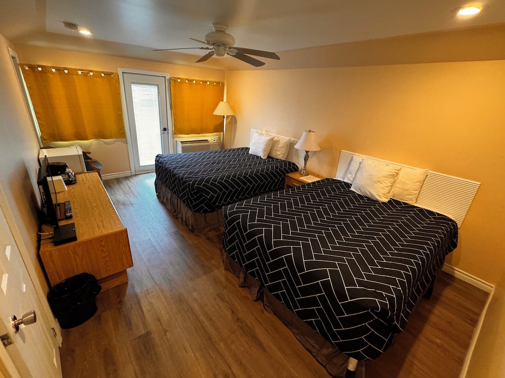 Comfort Cabin, 2 Queen Beds, Partial Lake View photo 1