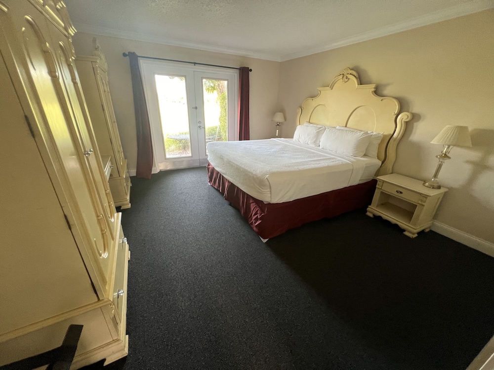 Suite, 1 King Bed - Photo 5