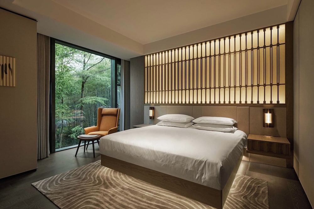 Senior Suite, Hill View
